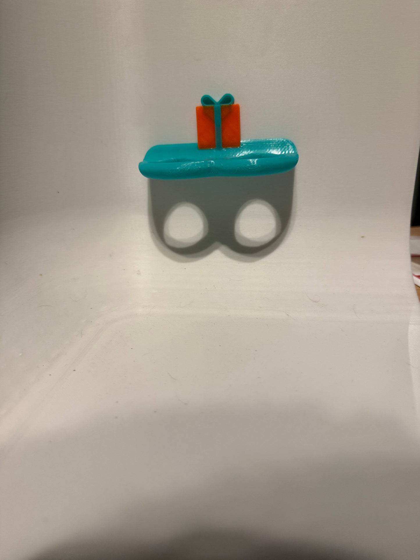 Present feeding ledge