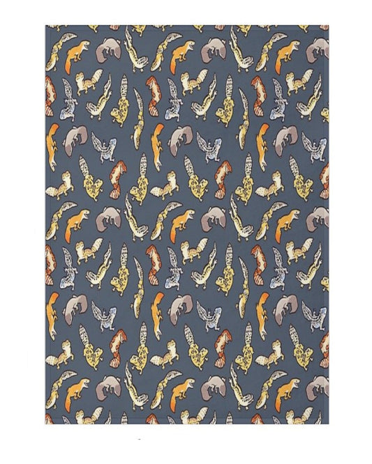 A blanket featuring a pattern of leopard geckos on a ray background