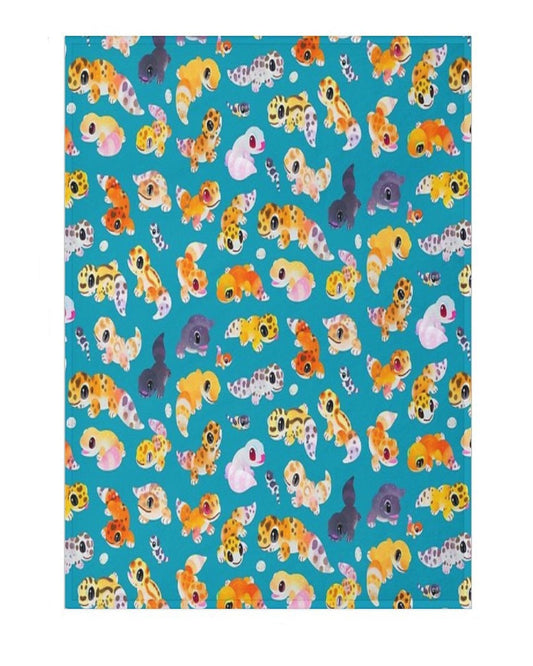 a blue blanket featuring a leopard gecko design